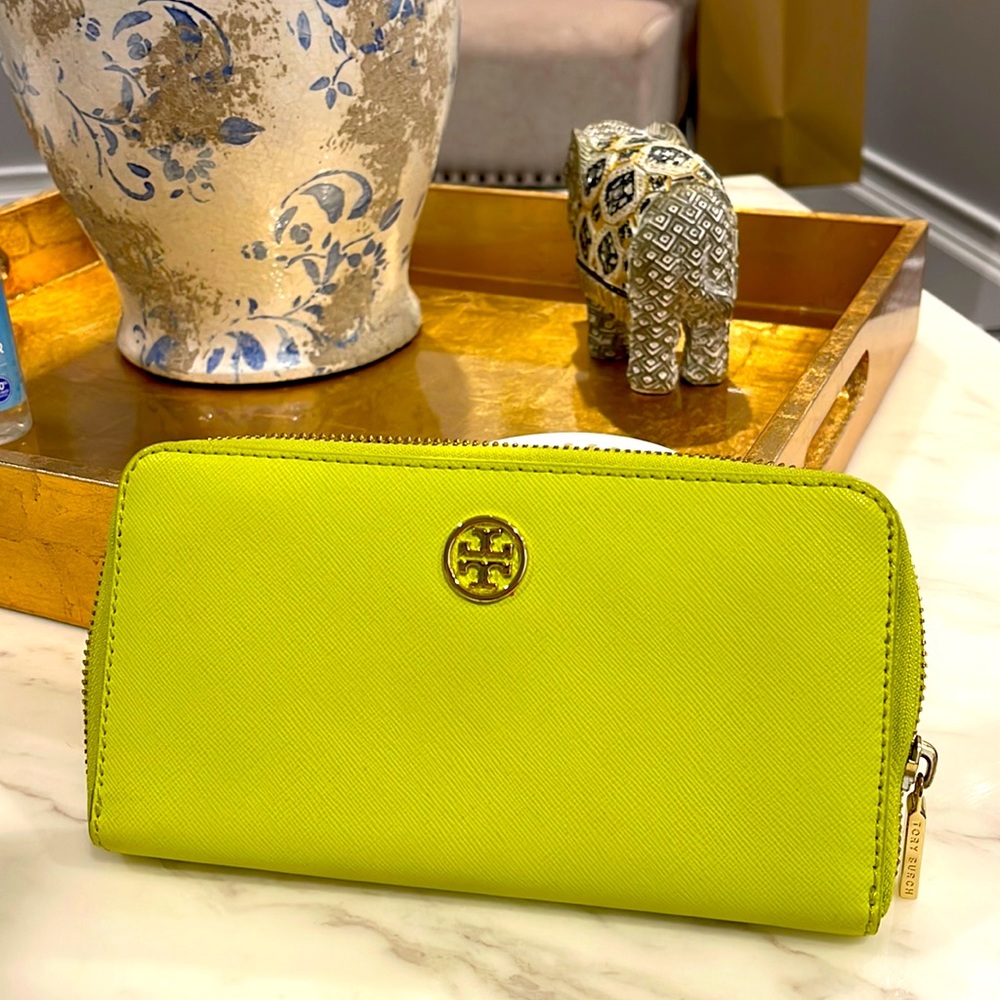 Tory Burch Robinson Zip Continental Wallet in Gingko Leaf Windstorm, LIKE NEW!!!